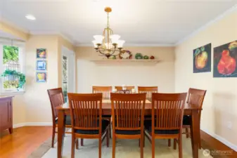 Eating area or family space off of kitchen.