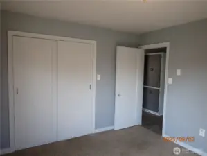 Front unit right bedroom