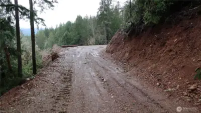 Big clear open area with a fantastic Mountain view and saltwater.