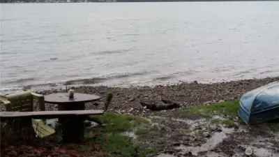 Bring your small boat and enjoy the seafood or relax at the beach so much to enjoy.