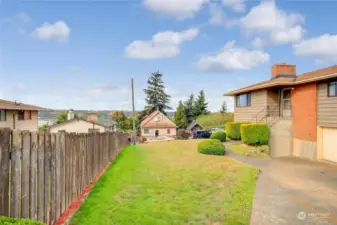 Front yards that runs to the alleyway in the back where the cars are. DADU potential? Check with the city.