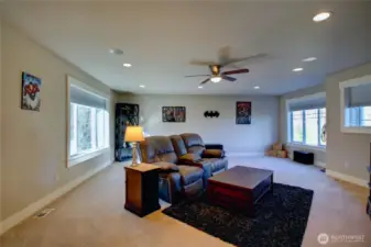 Huge family/rec/media/game room.