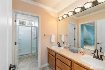 upstairs bathroom with access to the junior suite and 2nd floor with new faucets