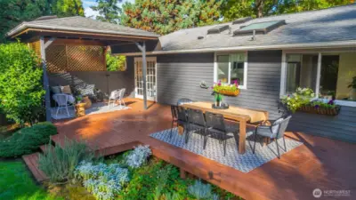 LARGE entertaining deck, perfect for entertaining & partly covered.