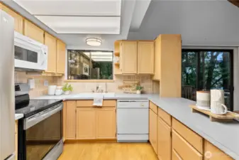 Well-cared for kitchen with plenty of storage/cabinet space