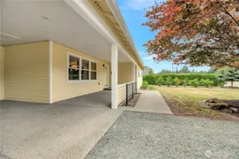 Easy parking, wifth room for up to 8 vehicle or more! it is spacious!