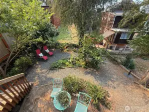 Water cistern to keep plants moist all year long