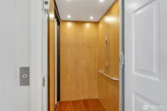 Elevator, servicing 4 floors