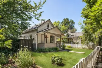Storybook charm starts at the curb! (The front yard was green at the time of our photos)