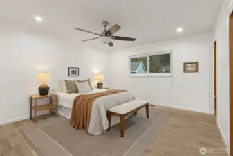 Upstairs 2nd Primary bedroom