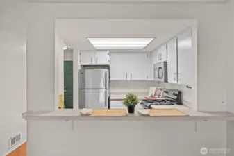 Snack bar between kitchen and dining area