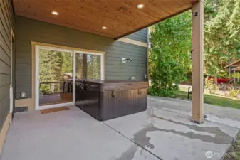 Lower deck with hot tub that stays!