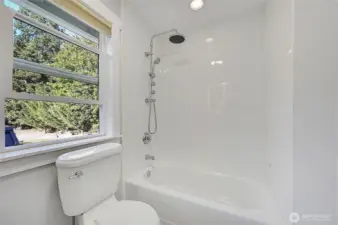 The spotless bathtub in the guest bathroom, very nice.