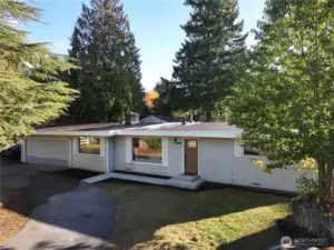 Front home view toward the north
