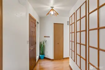 Main level dwelling Entryway