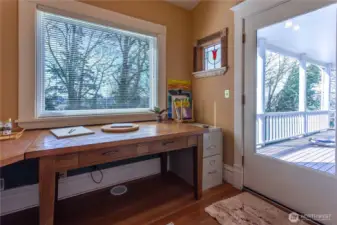 Bonus hobby workspace, artroom or additional office. Door to deck & views