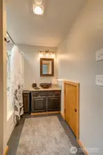 1st Floor Primary full bath