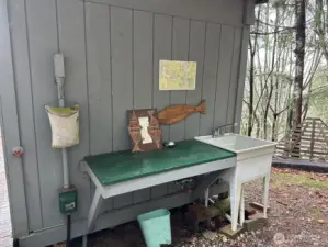 Fish cleaning station