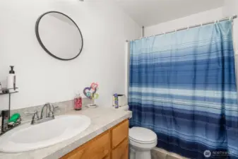 Main bathroom (full)