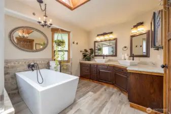 Primary bathroom suite!!