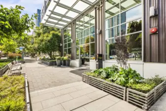 Enjoy easy access to Belltown, South Lake Union, waterfront & downtown dining, nightlife, shopping, parks & events!