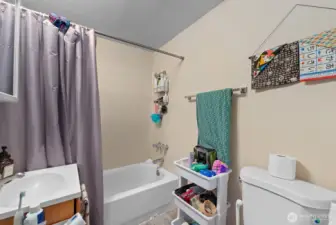 Unit 3 full bathroom.