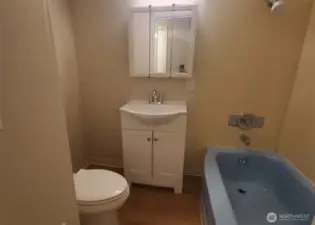 Unit 4 Full bathroom (Previous leasing photo).