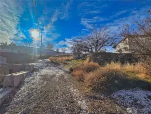 Entrance to property from Seaton St