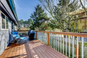 Southern facing deck off the kitchen to bbq and relax in the sun!