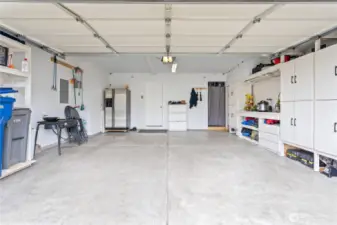 Oversized 2 Car-Garage with build-In shelves