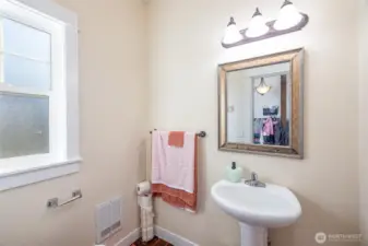 Main level 1/2 bathroom