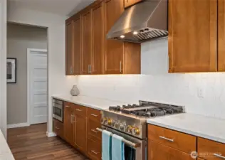 Gas cooktop with a warming lights in the vent above
