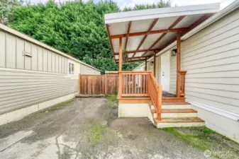 Large driveway- Room for work vans/multiple cars. 4 cars max are allowed.