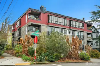 Walker's paradise within a block of Swedish Cherry Hill & short stroll to Seattle U, Swedish First Hill, dining, markets, coffee, & night life.