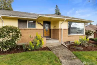 Front porch with mailbox