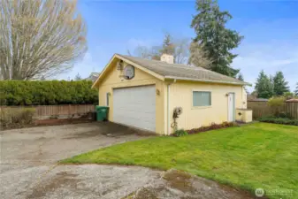 Detached 2 car garage (26 X 26)