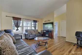 Very flexible Entertainment room in the center of the house