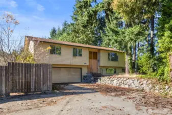 She's a bit of a fixer upper... but she could be your fixer upper!