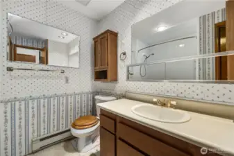 Upper level main bathroom