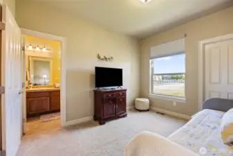 Bedroom 3 w/ jack & jill bathroom