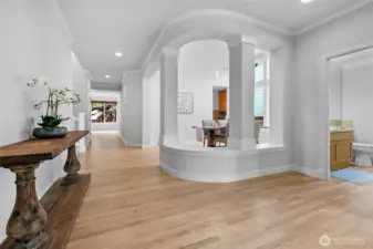 Grand foyer!