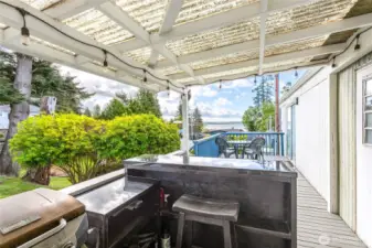 Entertainment and Dining Area