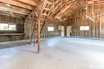 Detached shop/garage -