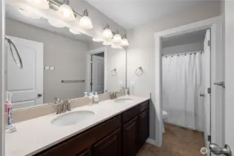Double sink in 2nd full bath