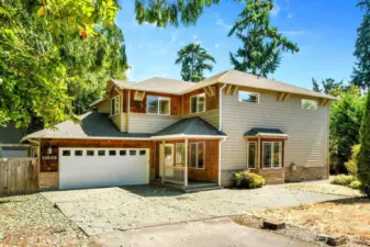 Living made easy in Shoreline! Minutes to downtown Seattle and Edmonds, beaches, trails, top schools, malls, parks and restaurants, but nestled at the end of a private dead-end street.