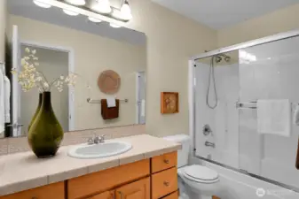 A full hallway bath serves the 2nd floor.