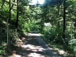 Entrance to dead end drive- off primary community road.