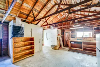 Large garage shop with an functional pantry