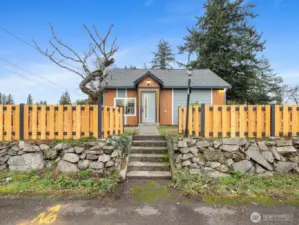 Stylish fully fenced