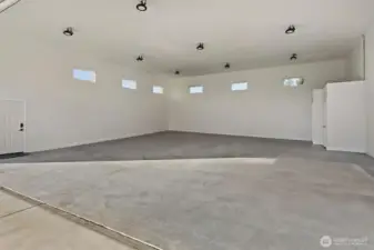 RV Garage: 40x40 with Half Bath. (Storage Cabinets Not Shown)